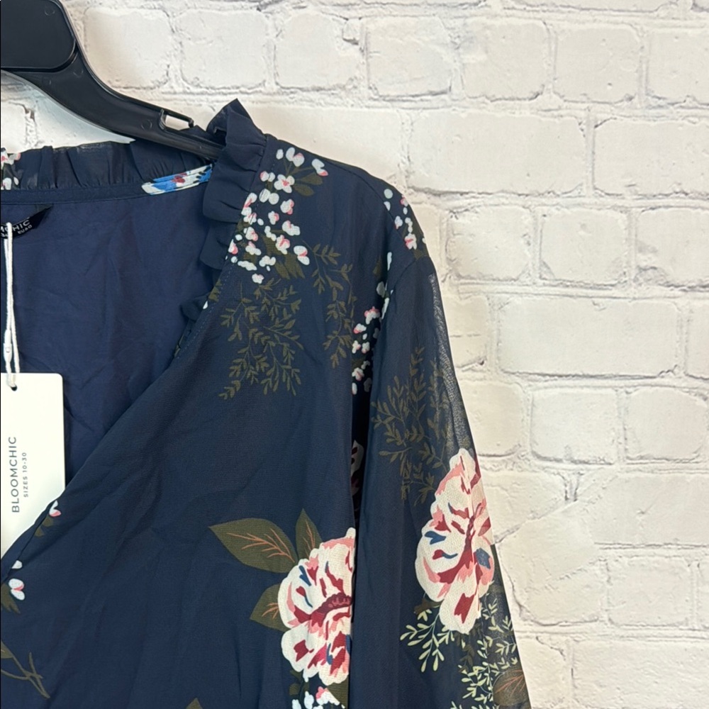 BloomChic Blue Floral Bell Sleeve Sheer Overlay Blouse Plus Size 5X 28 - Picture 3 of 8